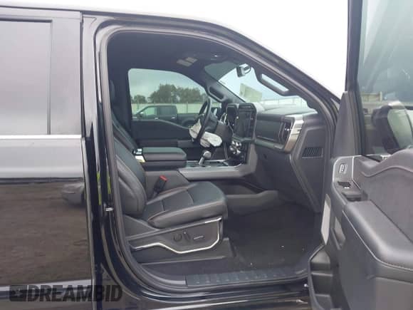 2024 Ford F-150 Lariat z VIN 1FTFW5L52RFA75628, wystawiony jako IAAI lot #43393183 z przebiegiem 15 578 mil mil oraz . Historia ofert i sprzedaży dostępna na DreamBid. Obrazek 5.