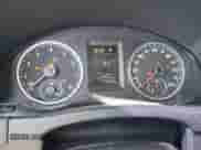 2011 Volkswagen Tiguan SE z VIN WVGAV7AX5BW535864, wystawiony jako Copart lot #49788565 z przebiegiem 175 298 mil mil oraz Czysty tytuł • Clean title. Historia ofert i sprzedaży dostępna na DreamBid. Obrazek 9.