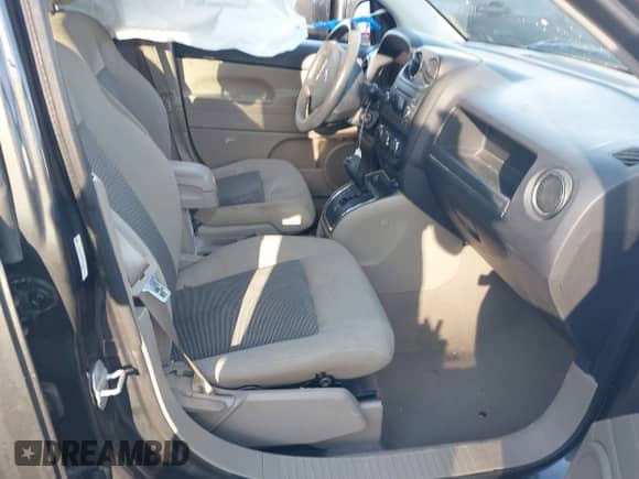 2010 Jeep Compass Sport z VIN 1J4NT1FB0AD677985, wystawiony jako IAAI lot #41348637 z przebiegiem 213 531 mil mil oraz . Historia ofert i sprzedaży dostępna na DreamBid. Obrazek 5.