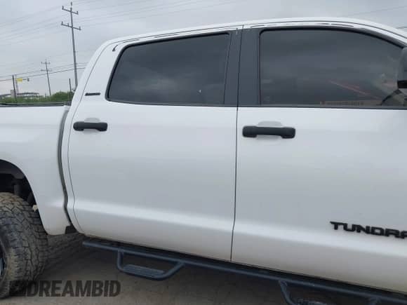 2017 Toyota Tundra SR5 z VIN 5TFEW5F14HX220598, wystawiony jako IAAI lot #42244935 z przebiegiem 95 617 mil mil oraz . Historia ofert i sprzedaży dostępna na DreamBid. Obrazek 14.