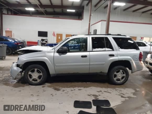 2007 Chevrolet TrailBlazer LT z VIN 1GNET13M472204100, wystawiony jako IAAI lot #41243160 z przebiegiem 149 899 mil mil oraz . Historia ofert i sprzedaży dostępna na DreamBid. Obrazek 15.