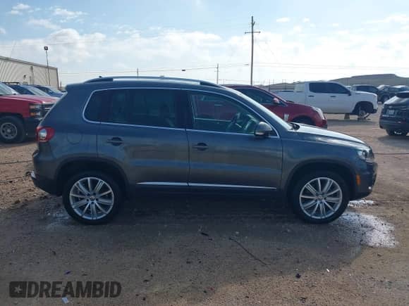 2016 Volkswagen Tiguan S z VIN WVGAV7AX4GW574940, wystawiony jako IAAI lot #42331396 z przebiegiem 81 711 mil mil oraz . Historia ofert i sprzedaży dostępna na DreamBid. Obrazek 13.