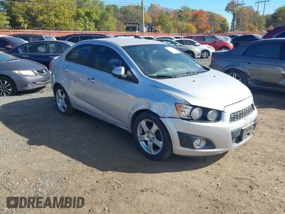 2013 Chevrolet Sonic LTZ z VIN 1G1JE5SB6D4141597, wystawiony jako IAAI lot #43482466 z przebiegiem 124 227 mil mil oraz . Historia ofert i sprzedaży dostępna na DreamBid. Obrazek 1.