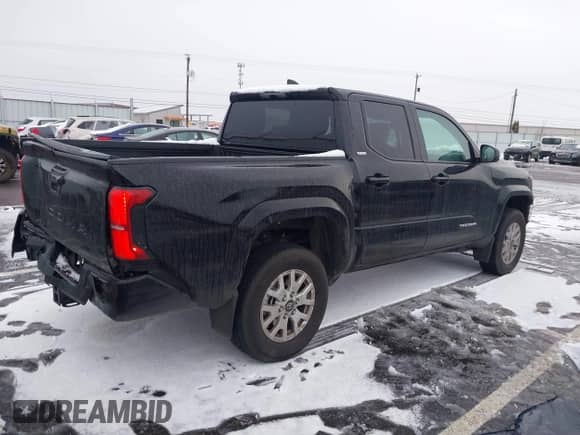2024 Toyota Tacoma SR5 z VIN 3TMKB5FN3RM004833, wystawiony jako IAAI lot #41580572 z przebiegiem 7 039 mil mil oraz . Historia ofert i sprzedaży dostępna na DreamBid. Obrazek 4.