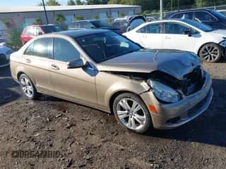 2011 Mercedes-Benz C 300 Sport z VIN WDDGF8BBXBR142094, wystawiony jako IAAI lot #43163094 z przebiegiem 90 387 mil mil oraz . Historia ofert i sprzedaży dostępna na DreamBid. Obrazek 1.