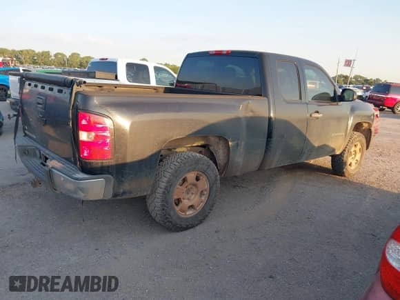 2011 Chevrolet Silverado 1500 LT z VIN 1GCRCSEAXBZ125243, wystawiony jako IAAI lot #43134333 z przebiegiem 261 653 mil mil oraz . Historia ofert i sprzedaży dostępna na DreamBid. Obrazek 4.