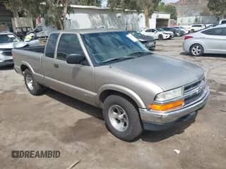 2000 Chevrolet S-10 LS with VIN 1GCCS1950Y8299563, listed as a IAAI auction lot 43252895 with 204,586 mi miles and . Bid and sale history available at DreamBid. Image 1.