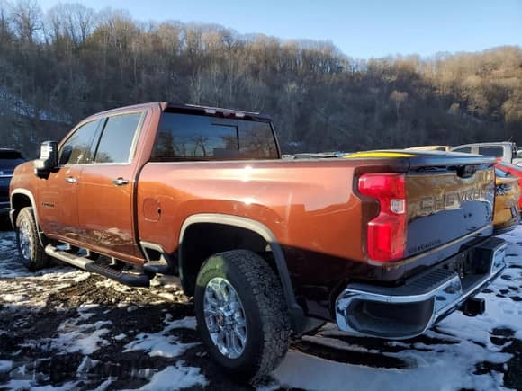 2024 Chevrolet Silverado 3500HD LTZ z VIN 1GC4YUEYXRF318878, wystawiony jako Copart lot #42762255 z przebiegiem 3 837 mil mil oraz Szkoda całkowita • Salvage title. Historia ofert i sprzedaży dostępna na DreamBid. Obrazek 2.