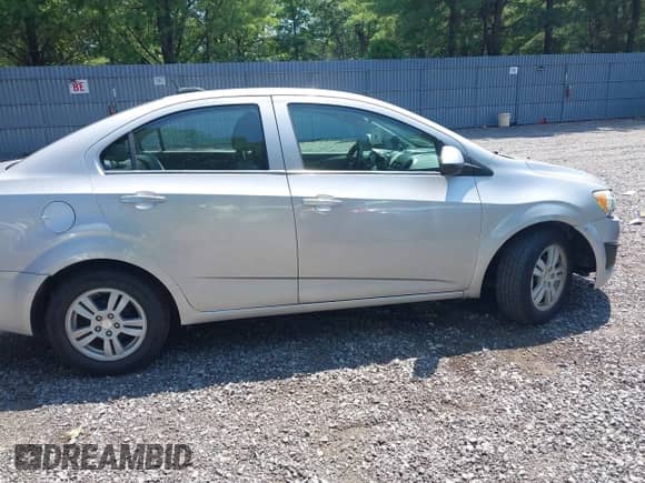 2016 Chevrolet Sonic LT z VIN 1G1JC5SH7G4114195, wystawiony jako IAAI lot #42799744 z przebiegiem 138 202 mil mil oraz . Historia ofert i sprzedaży dostępna na DreamBid. Obrazek 13.
