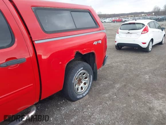 2011 Chevrolet Silverado 1500 LS z VIN 3GCPKREA0BG182991, wystawiony jako IAAI lot #41925926 z przebiegiem 180 670 mil mil oraz . Historia ofert i sprzedaży dostępna na DreamBid. Obrazek 6.
