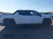 2024 Chevrolet Silverado EV Work Truck z VIN 1GC10UED7RU202184, wystawiony jako IAAI lot #42660300 z przebiegiem 10 708 mil mil oraz . Historia ofert i sprzedaży dostępna na DreamBid. Obrazek 13.
