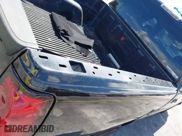 2005 Chevrolet Silverado 1500 LS z VIN 2GCEC13T451322080, wystawiony jako IAAI lot #43125281 z przebiegiem 205 678 mil mil oraz . Historia ofert i sprzedaży dostępna na DreamBid. Obrazek 19.