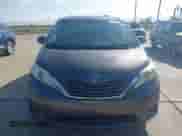 2015 Toyota Sienna LE с VIN 5TDKK3DC8FS556605, выставлен на аукционе IAAI как лот 43566873 с пробегом 186 294 миль миль и . История ставок и продаж доступна на DreamBid. Изображение 12.