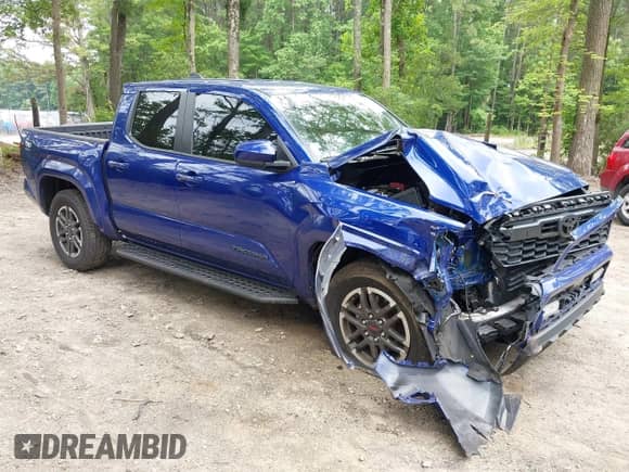 2024 Toyota Tacoma SR5 z VIN 3TMLB5JN5RM079724, wystawiony jako IAAI lot #42507488 z przebiegiem 6 543 mil mil oraz . Historia ofert i sprzedaży dostępna na DreamBid. Obrazek 1.