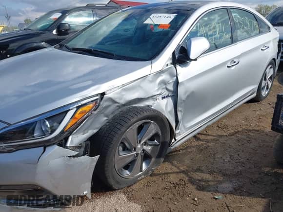 2017 Hyundai Sonata Limited with VIN KMHE34L10HA054800, listed as a IAAI auction lot 43287146 with 110,956 mi miles and . Bid and sale history available at DreamBid. Image 6.