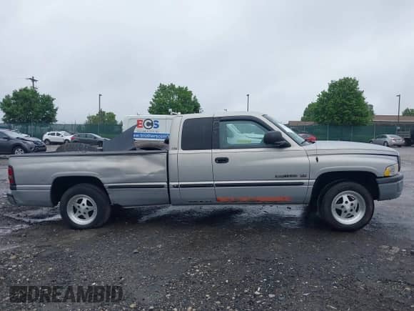 1999 Dodge 1500 with VIN 1B7HC13Z2XJ568376, listed as a IAAI auction lot 42208937 with 232,834 mi miles and . Bid and sale history available at DreamBid. Image 14.