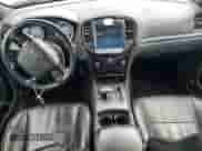 2013 Chrysler 300 S z VIN 2C3CCABG6DH553164, wystawiony jako Copart lot #65322225 z przebiegiem 207 544 mil mil oraz Szkoda całkowita • Salvage title. Historia ofert i sprzedaży dostępna na DreamBid. Obrazek 8.