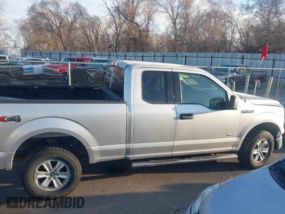 2015 Ford F-150 XLT z VIN 1FTFX1EG5FFA30778, wystawiony jako IAAI lot #41760994 z przebiegiem 106 939 mil mil oraz . Historia ofert i sprzedaży dostępna na DreamBid. Obrazek 14.