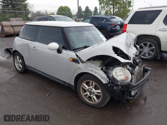 2012 MINI Hardtop z VIN WMWSU3C56CT539812, wystawiony jako IAAI lot #43268307 z przebiegiem 108 198 mil mil oraz . Historia ofert i sprzedaży dostępna na DreamBid. Obrazek 1.