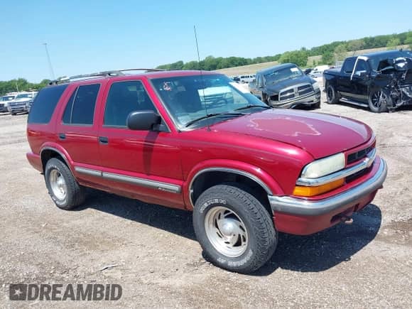 2000 Chevrolet Blazer LT z VIN 1GNDT13W1Y2358746, wystawiony jako IAAI lot #42200118 z przebiegiem 205 595 mil mil oraz . Historia ofert i sprzedaży dostępna na DreamBid. Obrazek 1.