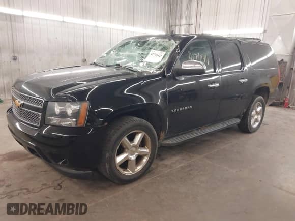 2013 Chevrolet Suburban LT z VIN 1GNSKJE79DR198844, wystawiony jako IAAI lot #42710411 z przebiegiem 184 396 mil mil oraz . Historia ofert i sprzedaży dostępna na DreamBid. Obrazek 2.