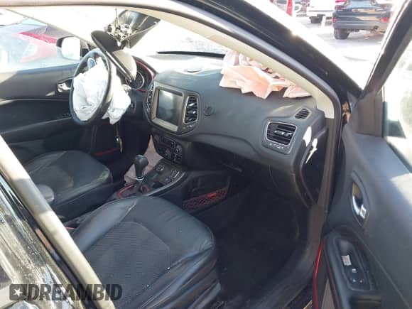 2018 Jeep Compass Trailhawk z VIN 3C4NJDDB4JT231283, wystawiony jako IAAI lot #43371219 z przebiegiem 134 712 mil mil oraz . Historia ofert i sprzedaży dostępna na DreamBid. Obrazek 5.