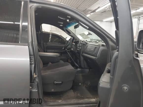 2003 Dodge 2500 ST z VIN 3D7KU28C03G819541, wystawiony jako IAAI lot #42004477 z przebiegiem 277 144 mil mil oraz . Historia ofert i sprzedaży dostępna na DreamBid. Obrazek 5.