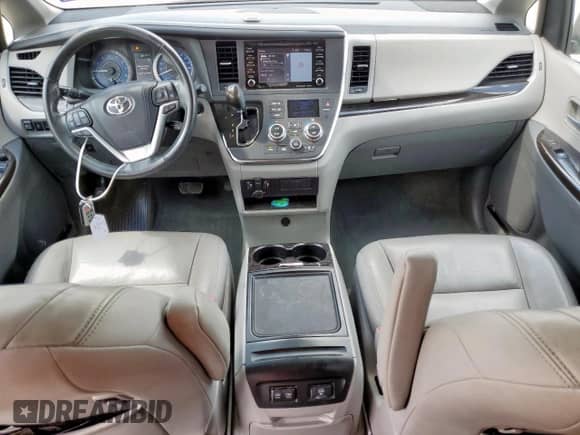 2018 Toyota Sienna XLE with VIN 5TDYZ3DC8JS957795, listed as a Copart auction lot 82161055 with 73,630 mi miles and Salvage title. Bid and sale history available at DreamBid. Image 8.