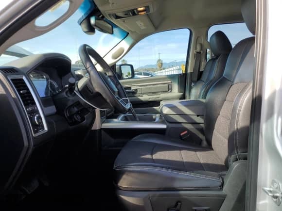 2018 Ram 1500 Big Horn z VIN 1C6RR6LG1JS207941, wystawiony jako Copart lot #45921875 z przebiegiem 110 988 mil mil oraz Szkoda całkowita • Salvage title. Historia ofert i sprzedaży dostępna na DreamBid. Obrazek 7.