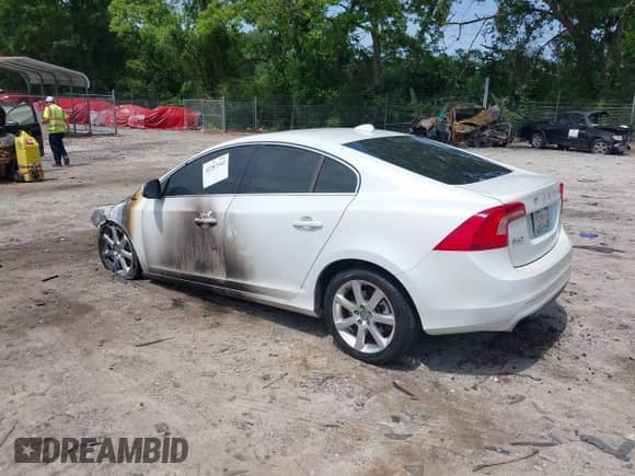 2016 Volvo S60 T5 Drive-E Premier z VIN YV126MFK0G2390792, wystawiony jako IAAI lot #42287142 z przebiegiem Nie podano mil oraz . Historia ofert i sprzedaży dostępna na DreamBid. Obrazek 3.