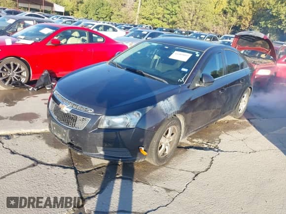 2013 Chevrolet Cruze 1LT с VIN 1G1PC5SB0D7283779, выставлен на аукционе IAAI как лот 43489092 с пробегом 85 405 миль миль и . История ставок и продаж доступна на DreamBid. Изображение 2.