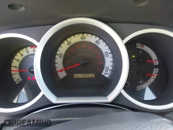 2013 Toyota Tacoma PreRunner z VIN 3TMKU4HN8DM034338, wystawiony jako IAAI lot #41808842 z przebiegiem 142 012 mil mil oraz . Historia ofert i sprzedaży dostępna na DreamBid. Obrazek 7.