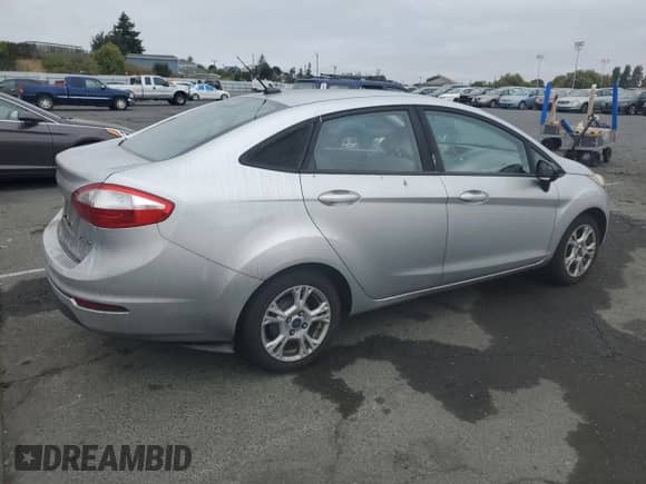 2015 Ford Fiesta SE z VIN 3FADP4BJ1FM164167, wystawiony jako Copart lot #70409585 z przebiegiem 192 708 mil mil oraz Czysty tytuł • Clean title. Historia ofert i sprzedaży dostępna na DreamBid. Obrazek 3.