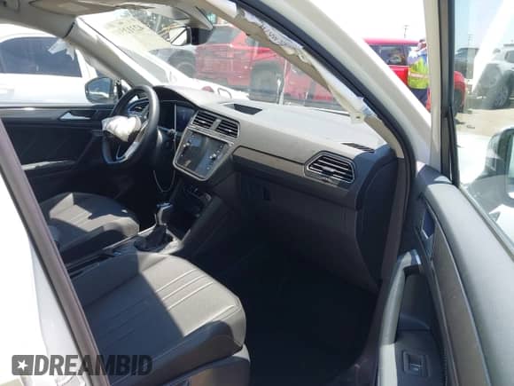 2024 Volkswagen Tiguan SE with VIN 3VVNB7AX4RM198923, listed as a IAAI auction lot 42312597 with 6,827 mi miles and . Bid and sale history available at DreamBid. Image 5.