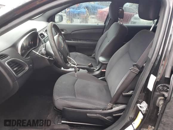 2014 Chrysler 200 LX с VIN 1C3CCBAB8EN204950, выставлен на аукционе Copart как лот 80165505 с пробегом 95 867 миль миль и Списание • Salvage title. История ставок и продаж доступна на DreamBid. Изображение 7.
