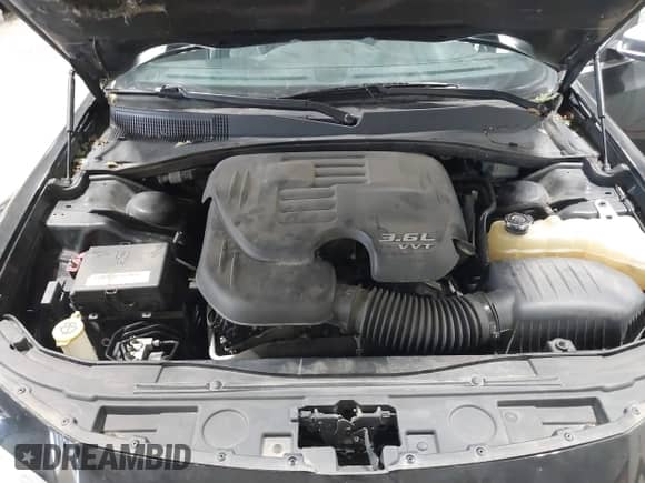 2017 Chrysler 300 C Platinum z VIN 2C3CCASGXHH651135, wystawiony jako IAAI lot #43174943 z przebiegiem 101 651 mil mil oraz . Historia ofert i sprzedaży dostępna na DreamBid. Obrazek 10.