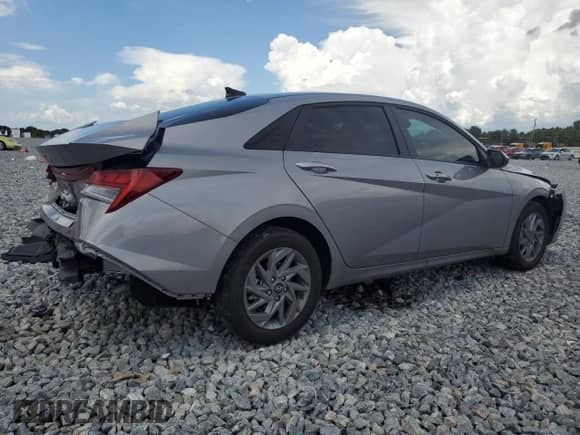 2025 Hyundai Elantra Blue z VIN KMHLM4DJ7SU134300, wystawiony jako Copart lot #68179315 z przebiegiem 9 014 mil mil oraz Szkoda całkowita • Salvage title. Historia ofert i sprzedaży dostępna na DreamBid. Obrazek 3.