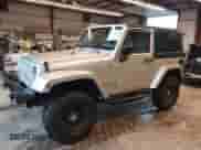 2009 Jeep Wrangler Sahara z VIN 1J4FA54159L747557, wystawiony jako IAAI lot #43387452 z przebiegiem 141 100 mil mil oraz . Historia ofert i sprzedaży dostępna na DreamBid. Obrazek 2.