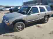 1998 Chevrolet Blazer LT z VIN 1GNDT13W2W2115668, wystawiony jako Copart lot #46636585 z przebiegiem Nie podano mil oraz Szkoda całkowita • Salvage title. Historia ofert i sprzedaży dostępna na DreamBid. Obrazek 1.