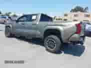 2024 Toyota Tacoma SR5 z VIN 3TMLB5JN8RM007836, wystawiony jako IAAI lot #42443151 z przebiegiem Nie podano mil oraz . Historia ofert i sprzedaży dostępna na DreamBid. Obrazek 3.