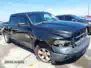 2018 Ram 1500 Express z VIN 3C6RR6KT7JG219260, wystawiony jako IAAI lot #42994379 z przebiegiem 101 946 mil mil oraz . Historia ofert i sprzedaży dostępna na DreamBid. Obrazek 1.