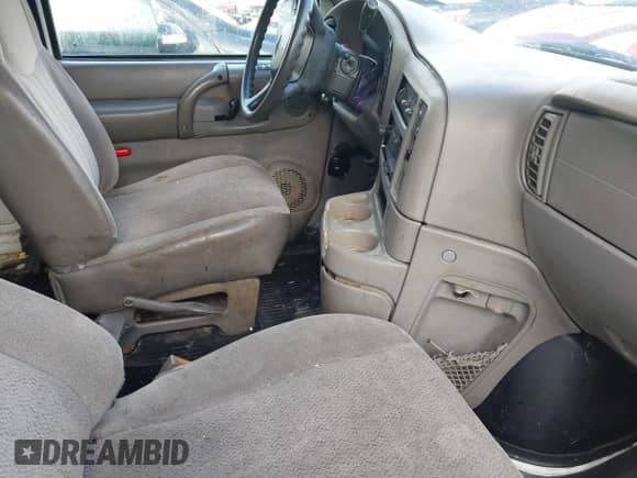 2002 Chevrolet Astro Cargo z VIN 1GCDM19X52B148289, wystawiony jako IAAI lot #41975772 z przebiegiem Nie podano mil oraz . Historia ofert i sprzedaży dostępna na DreamBid. Obrazek 5.