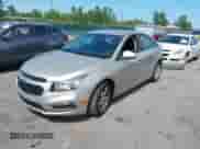 2015 Chevrolet Cruze LT z VIN 1G1PC5SB3F7172274, wystawiony jako IAAI lot #42868553 z przebiegiem 111 758 mil mil oraz . Historia ofert i sprzedaży dostępna na DreamBid. Obrazek 2.