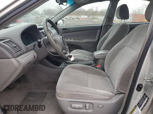 2004 Toyota Camry LE z VIN 4T1BE32K54U902762, wystawiony jako Copart lot #51764325 z przebiegiem 213 940 mil mil oraz Szkoda całkowita • Salvage title. Historia ofert i sprzedaży dostępna na DreamBid. Obrazek 7.