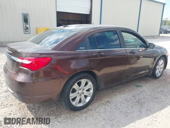 2013 Chrysler 200 Touring z VIN 1C3CCBBB2DN598474, wystawiony jako IAAI lot #43306927 z przebiegiem 120 146 mil mil oraz . Historia ofert i sprzedaży dostępna na DreamBid. Obrazek 4.