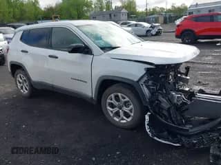 2025 Jeep Compass Sport z VIN 3C4NJDAN2ST517777, wystawiony jako IAAI lot #42212012 z przebiegiem 3 585 mil mil oraz . Historia ofert i sprzedaży dostępna na DreamBid. Obrazek 1.