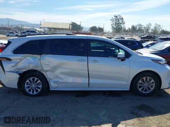 2023 Toyota Sienna XLE z VIN 5TDJRKEC5PS167082, wystawiony jako IAAI lot #43054534 z przebiegiem 55 649 mil mil oraz . Historia ofert i sprzedaży dostępna na DreamBid. Obrazek 13.