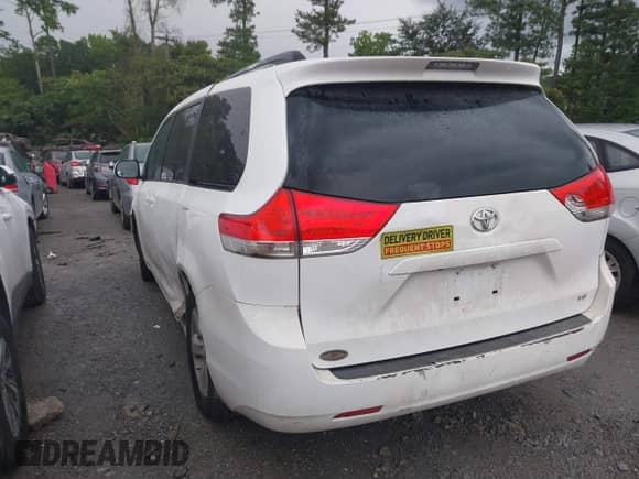 2013 Toyota Sienna LE AAS z VIN 5TDKK3DC6DS307992, wystawiony jako IAAI lot #42975957 z przebiegiem Nie podano mil oraz . Historia ofert i sprzedaży dostępna na DreamBid. Obrazek 3.