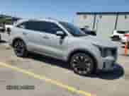 2025 Kia Sorento EX с VIN 5XYRH4JF7SG356257, выставлен на аукционе Copart как лот 68354045 с пробегом 4 908 миль миль и Списание • Salvage title. История ставок и продаж доступна на DreamBid. Изображение 4.