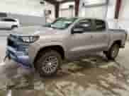 2024 Chevrolet Colorado 4WD LT с VIN 1GCPTCEK6R1303177, выставлен на аукционе Copart как лот 62540475 с пробегом 1 752 миль миль и Списание • Salvage title. История ставок и продаж доступна на DreamBid. Изображение 1.